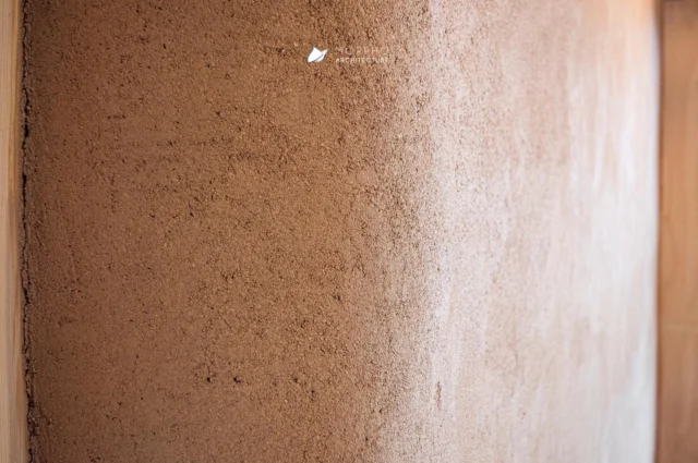 Écoresponsable || Zoom matériaux #3 La terre, ce n'est pas que parterre ! 🌍✨

Lors du chantier de notre agence, on a pu expérimenter nous même l'application de la terre sur nos murs en paille !

🎨 Les enduits terre en intérieur, ce n’est pas juste déco. Ce sont de véritables alliés du confort au quotidien :

🟤 Régulateurs d’hygrométrie :
La terre capte l’humidité excédentaire dans l’air… et la restitue quand l’air devient sec. Résultat ? Un intérieur sain et équilibré 💧

🟤 Correcteurs acoustiques naturels : Ils atténuent la résonance des pièces, pour une ambiance plus feutrée et agréable 🎶

🟤 Inertie thermique :
La terre emmagasine la chaleur en hiver et la fraîcheur en été, puis les restitue lentement, pour un confort thermique stable et naturel 🌡️

🎯 Et tout ça avec un matériau local, naturel, recyclable, disponible sous nos pieds !

#morphoarchitectes #architecture #archdaily #architectural #architect #archi #archisource #architecturevisualization #architecturelovers #teamarchi #architexture #picoftheday #architecturephotography #rfcp #paille #propaille #ecoresponsable #isolationpaille #ecoconstruction #bâtirautrement #constructionecologique  #materiauxnaturels #slowarchitecture #enduitsterre #confortdurable #inertiethermique #matériauxbiosourcés #confortnaturel #enduitnaturel