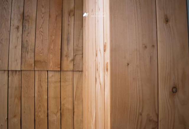 Écoresponsable || Zoom matériaux #2 Le bois, ça stocke le carbone ! 🌳

Chez Morpho Architecture, le bois fait partie intégrante de notre démarche : esthétique, écologique et local. 

📌 Le savais-tu ?
Le bois utilisé en construction est issu d’arbres arrivés à maturité :
👉 Ils n’absorbent plus de CO₂,
👉 mais le carbone stocké durant leur croissance est conservé dans le bois, même une fois transformé 🌬️
Résultat ? 🪵 Le bois est un véritable puits de carbone durable, intégré à notre projet.

Et dans notre bâtiment ? Notre agence est principalement faite de bois en commençant par sa structure : de la charpente à ses murs en ossature bois pour accueillir la paille ! Mais on retrouve aussi le bois :
🔸 En intérieur pour l'habillage des murs : Bois de peuplier, pour sa teinte claire, douce et naturelle
🔸 En extérieur : Un bardage en châtaignier et douglas, deux essences locales, résistantes et sans traitement chimique !

🌤️ Bâtir avec du bois, c’est faire le choix d’un matériau renouvelable, recyclable, biosourcé et surtout vivant.

#morphoarchitectes #architecture #archdaily #architectural #archi #archisource #archilovers #teamarchi #architexture #picoftheday #architecturephotography #rfcp #paille #propaille #ecoresponsable #isolationpaille #materiauxbiosourcés #architectureecoresponsable #ecoconstruction #bâtirautrement #constructionecologique #greenbuilding #slowarchitecture #architecturebois #boisdouglas #boischataignier #boispeuplier #constructionbois #matériauxnaturels