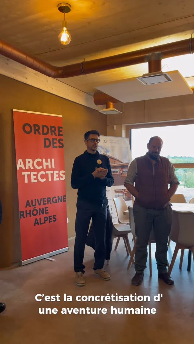Événement || Retour sur le CROA’péro 🥂

Jeudi dernier, nous avons eu le plaisir d’accueillir un CROA’péro au sein de notre agence ! L’objectif ? Promouvoir la construction paille et partager notre approche de conception autour de ce matériau biosourcé.

Après une visite guidée de nos locaux, Jean-Pascal Giraud, thermicien engagé, a animé une conférence passionnante sur l’impact carbone, en s’appuyant sur notre projet d’extension en paille de l’école de Puy-Guillaume. Il y a comparé l’empreinte carbone des murs extérieurs selon les matériaux utilisés, une démonstration concrète et éclairante. 
Nous avons ensuite animé un échange ludique et interactif : un jeu de classement des isolants et matériaux selon leur impact carbone. 
Une discussion ouverte par une question simple mais percutante : 👉 « Qu’est-ce qu’on attend pour faire plus de paille ? » - Qu’auriez vous répondu ? 

Merci à @ordre_architectes_ara et à Julie-Caroline BERNOT-GAILLARD pour ce moment d’échange et aux participants qui sont venus visiter ! 🌾 Ainsi qu’à Jean-Pascal GIRAUD @jipyx pour son intervention et la co-animation de cet évènement avec l’équipe Morpho ! 

#morphoarchitectes #architecture #archdaily #architectural #archi #archisource #archilovers #teamarchi #architexture #picoftheday #architecturephotography #rfcp #paille #propaille #ecoresponsable #isolationpaille #materiauxbiosourcés #architectureecoresponsable #ecoconstruction #bâtirautrement #constructionecologique #greenbuilding #slowarchitecture #architecturebois #constructionbois #matériauxnaturels #ordredesarchitectes #events #carbone #chatelguyon